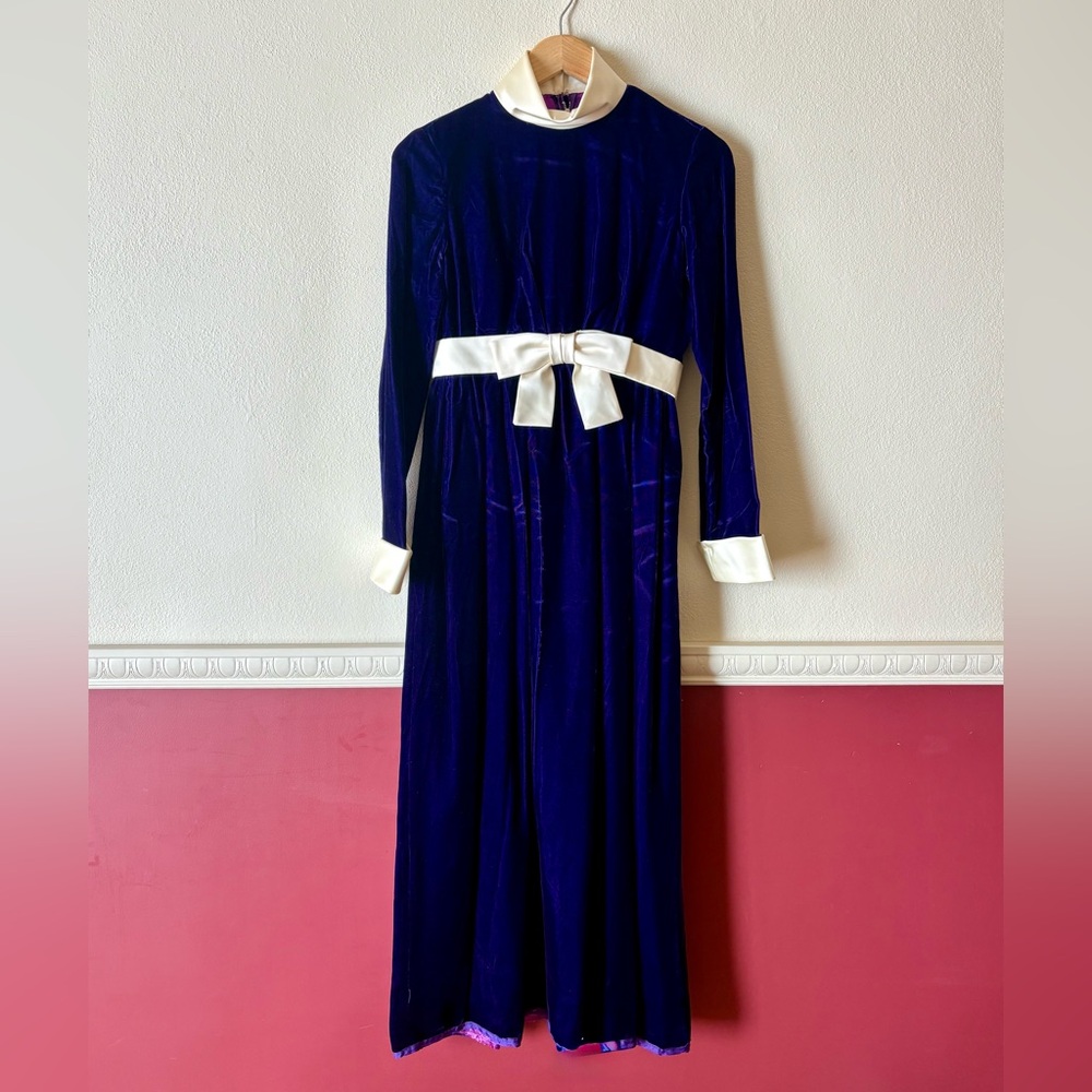 Vintage 1970s purple velvet dress with white satin‎ accents